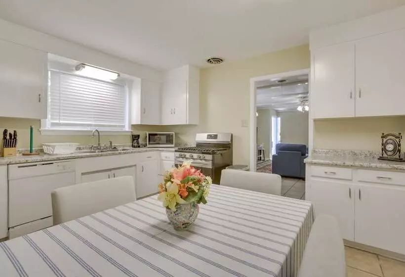 5 Mi To City Park: New Orleans Area Home