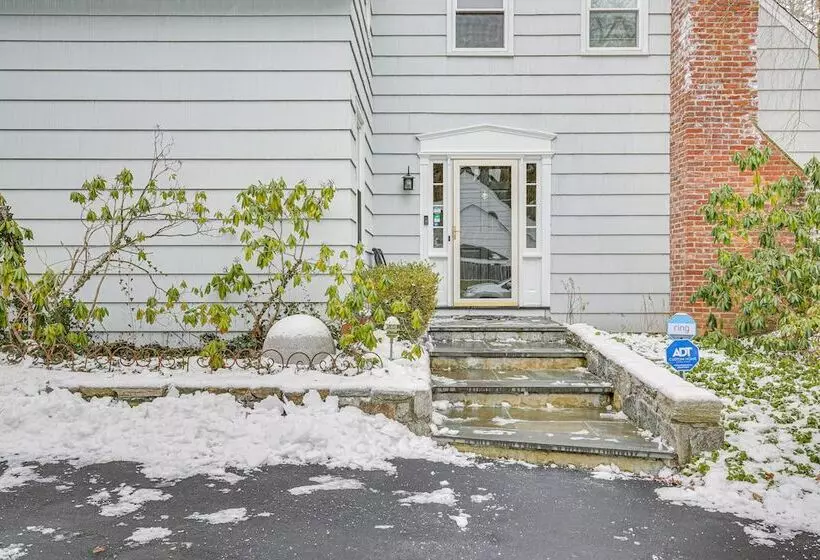 Spacious Mount Kisco Home < 1 Mi To Downtown!
