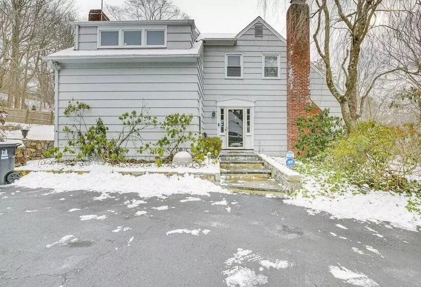 Spacious Mount Kisco Home < 1 Mi To Downtown!