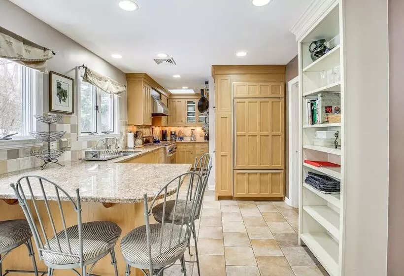 Spacious Mount Kisco Home < 1 Mi To Downtown!