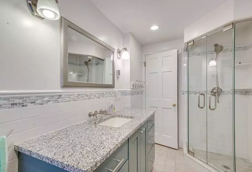 Spacious Mount Kisco Home < 1 Mi To Downtown!