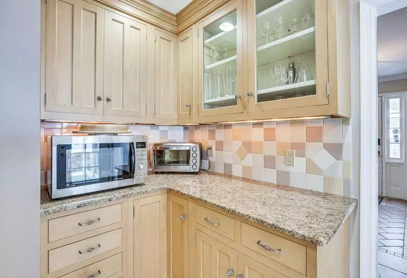 Spacious Mount Kisco Home < 1 Mi To Downtown!