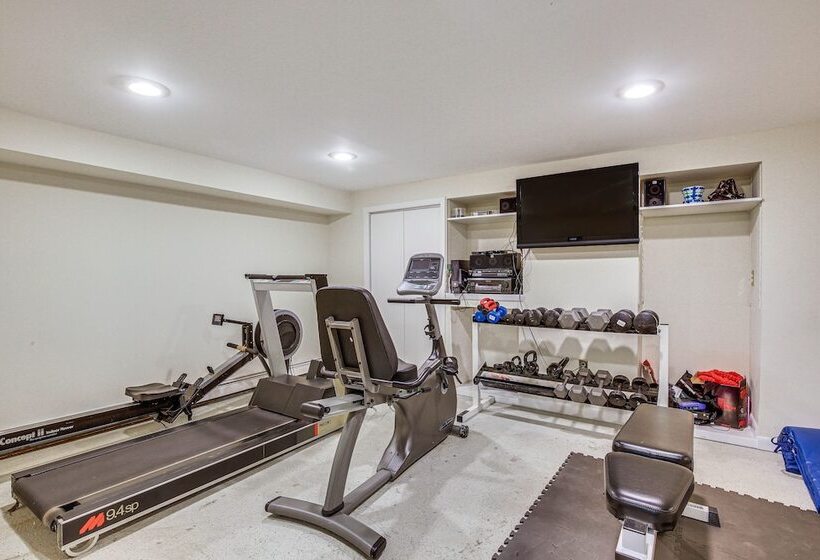 Spacious Mount Kisco Home < 1 Mi To Downtown!