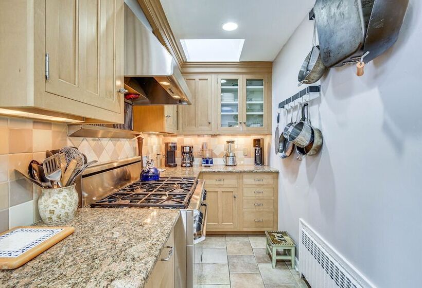 Spacious Mount Kisco Home < 1 Mi To Downtown!