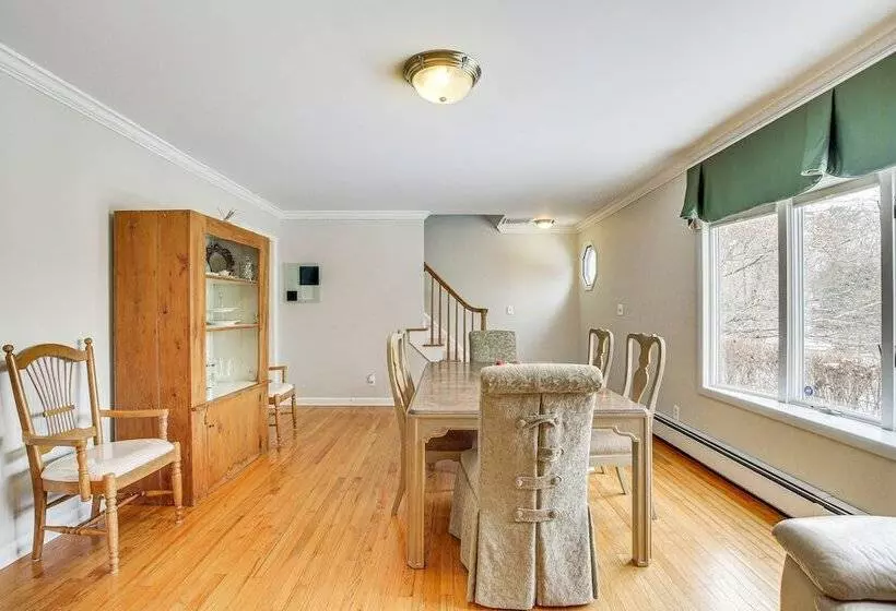Spacious Mount Kisco Home < 1 Mi To Downtown!