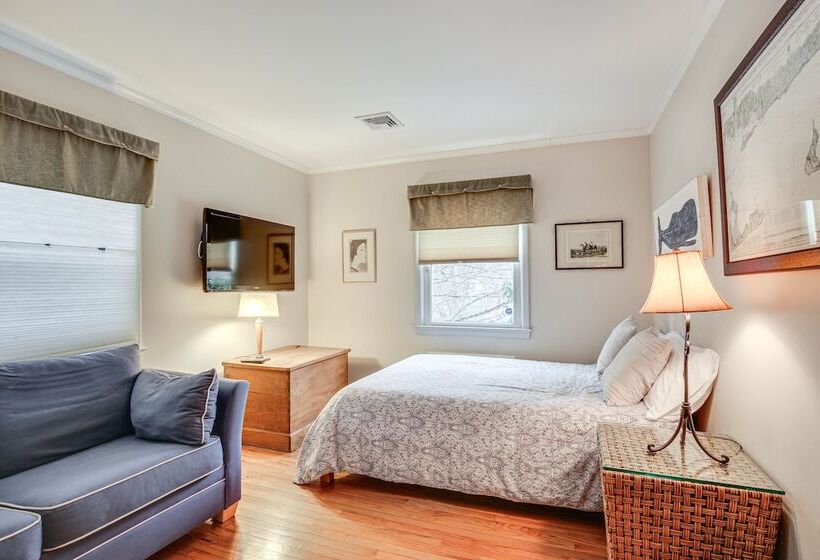 Spacious Mount Kisco Home < 1 Mi To Downtown!