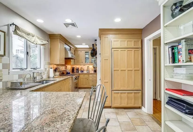 Spacious Mount Kisco Home < 1 Mi To Downtown!