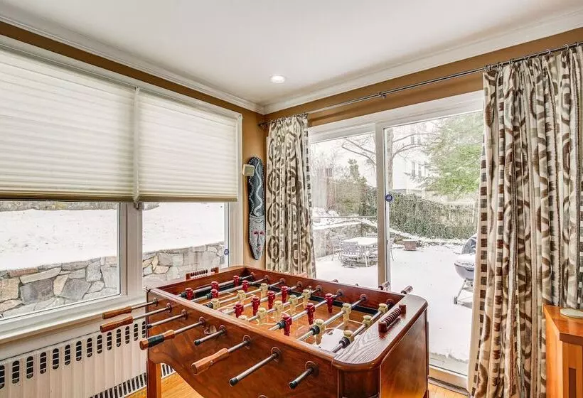 Spacious Mount Kisco Home < 1 Mi To Downtown!