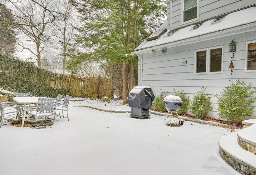 Spacious Mount Kisco Home < 1 Mi To Downtown!