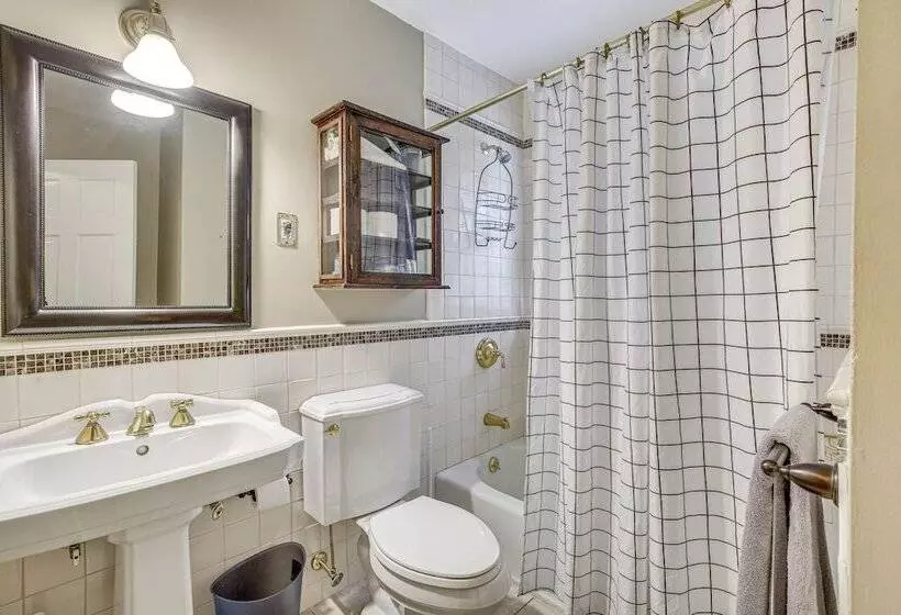 Spacious Mount Kisco Home < 1 Mi To Downtown!