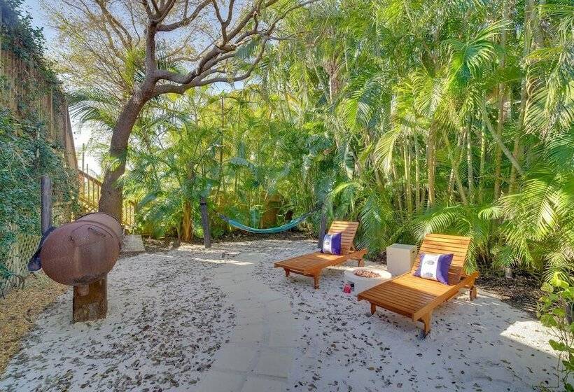 Fort Pierce Cottage W/ Shared Pool & Patio!