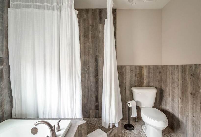 בית מלון כפרי Aspenwood Manor