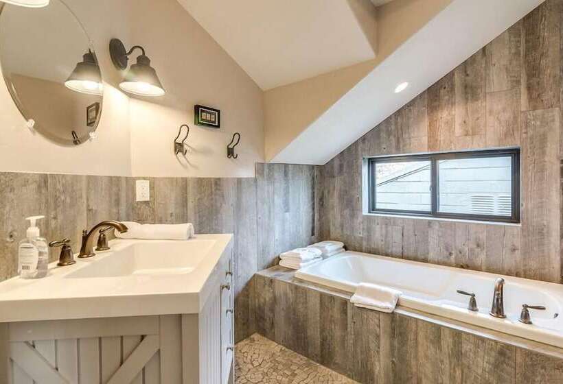 בית מלון כפרי Aspenwood Manor