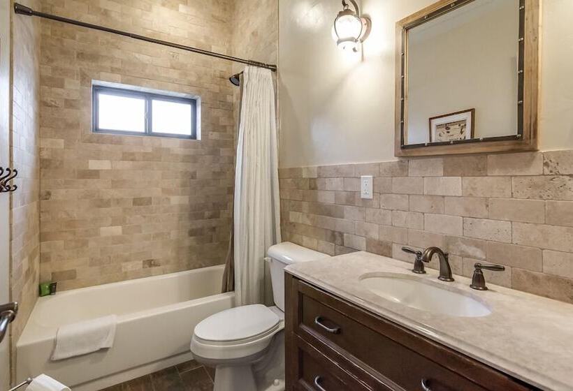 בית מלון כפרי Aspenwood Manor