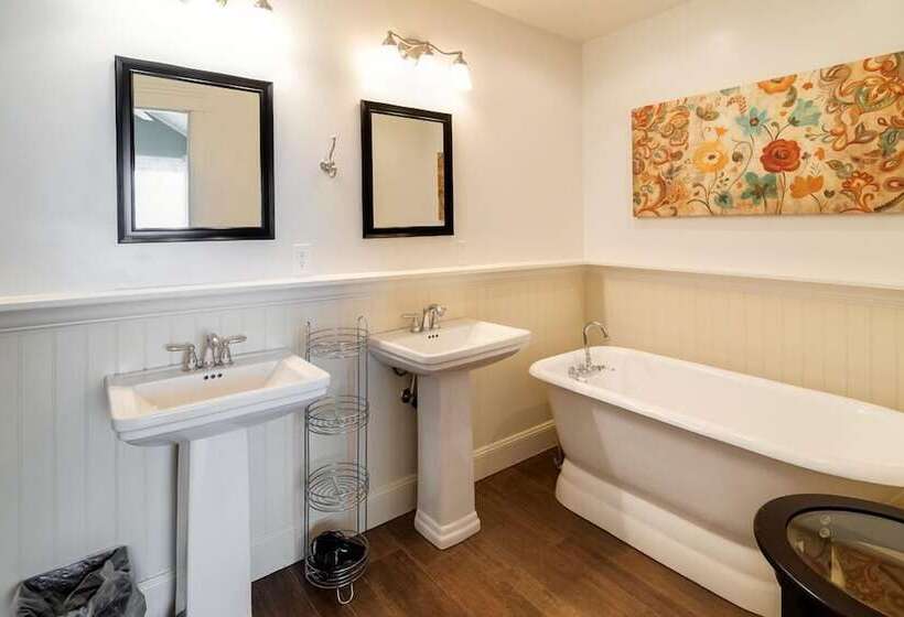 בית מלון כפרי Aspenwood Manor