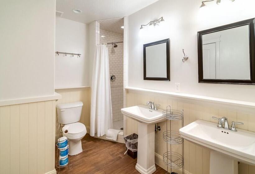 בית מלון כפרי Aspenwood Manor