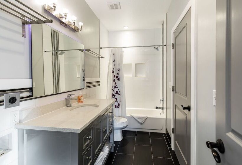 בית מלון כפרי Aspenwood Manor