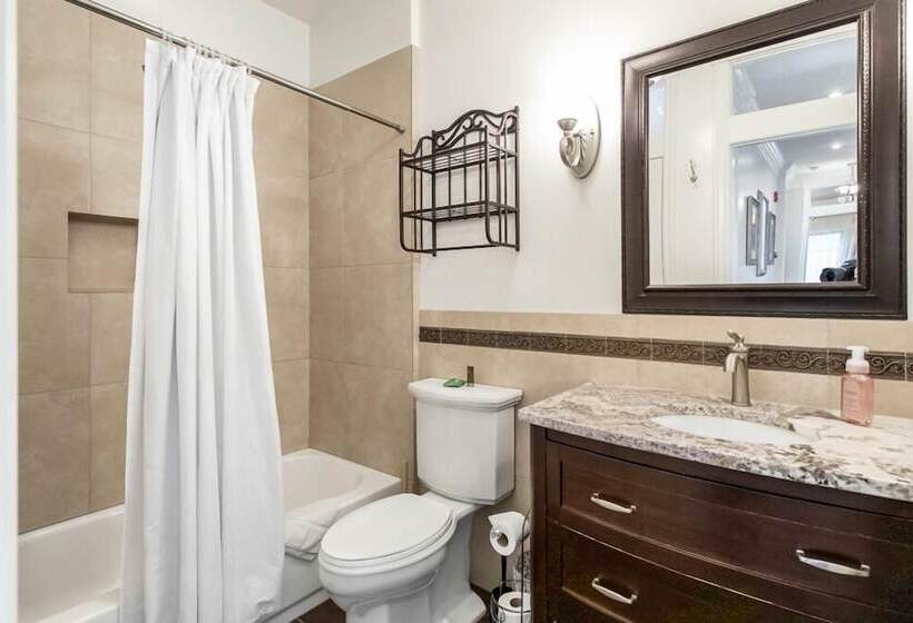 בית מלון כפרי Aspenwood Manor