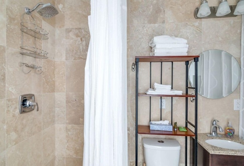 בית מלון כפרי Aspenwood Manor