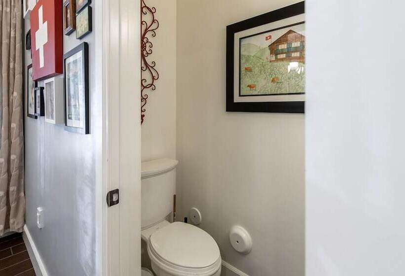 בית מלון כפרי Aspenwood Manor