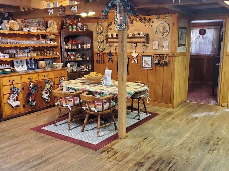 مبيت وإفطار Kennedys Red Barn Inn