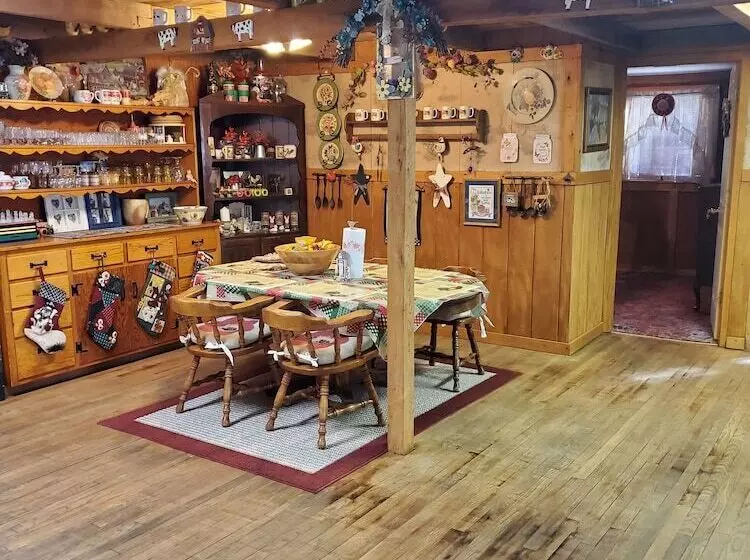 Aamiaismajoitus (B&B) Kennedys Red Barn Inn