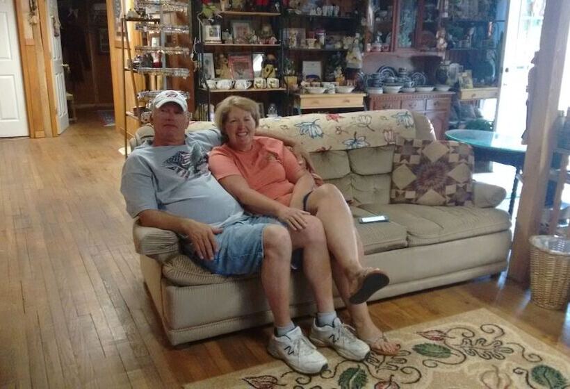 مبيت وإفطار Kennedys Red Barn Inn