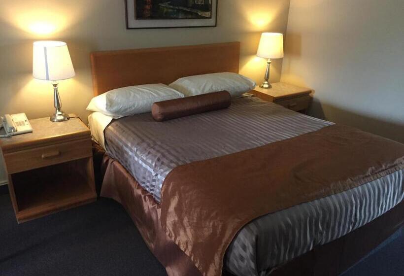 בית מלון כפרי Avalon Inn