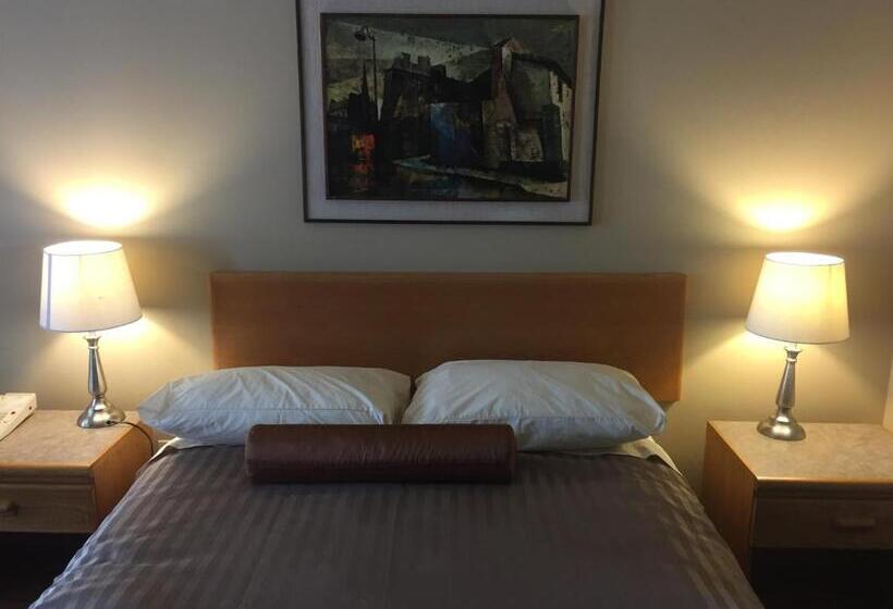 בית מלון כפרי Avalon Inn