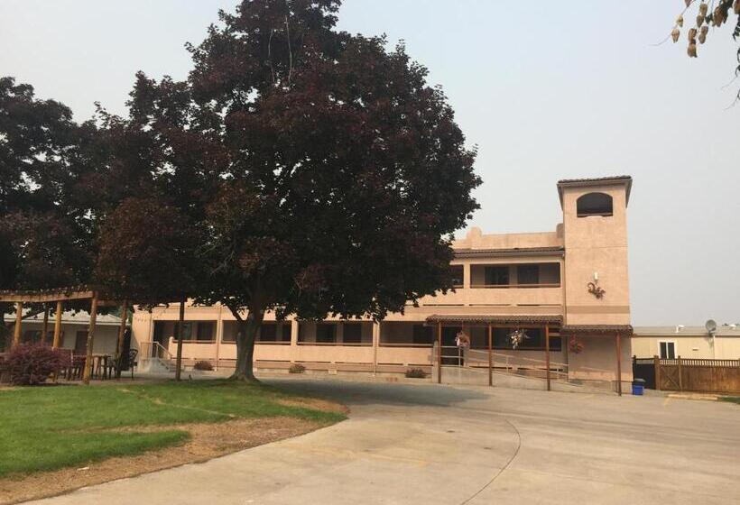 בית מלון כפרי Avalon Inn