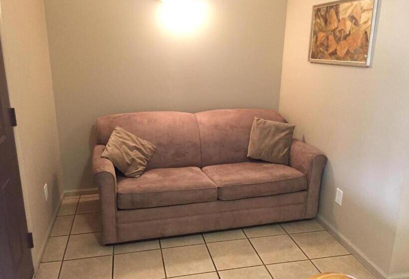 בית מלון כפרי Avalon Inn