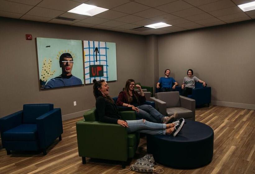 هتل Hi Jasper Hostel