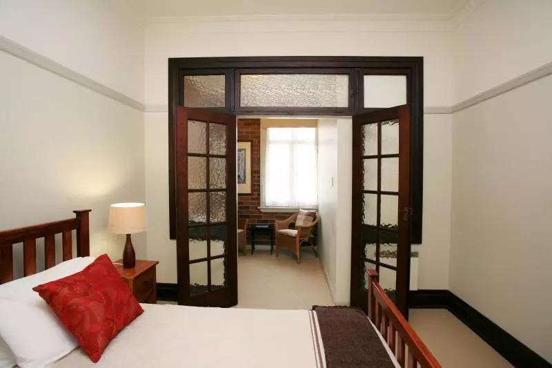 هتل The Bank Guesthouse