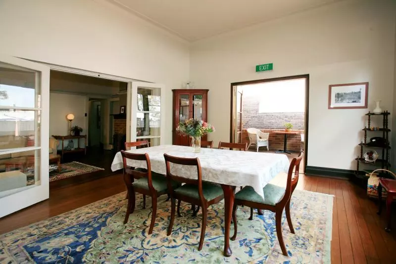 هتل The Bank Guesthouse