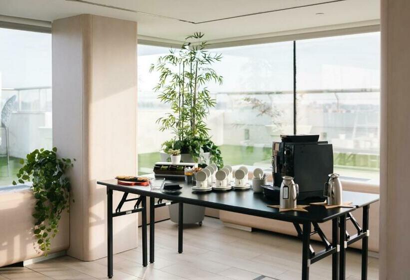 هتل Voco Madrid Retiro, An Ihg