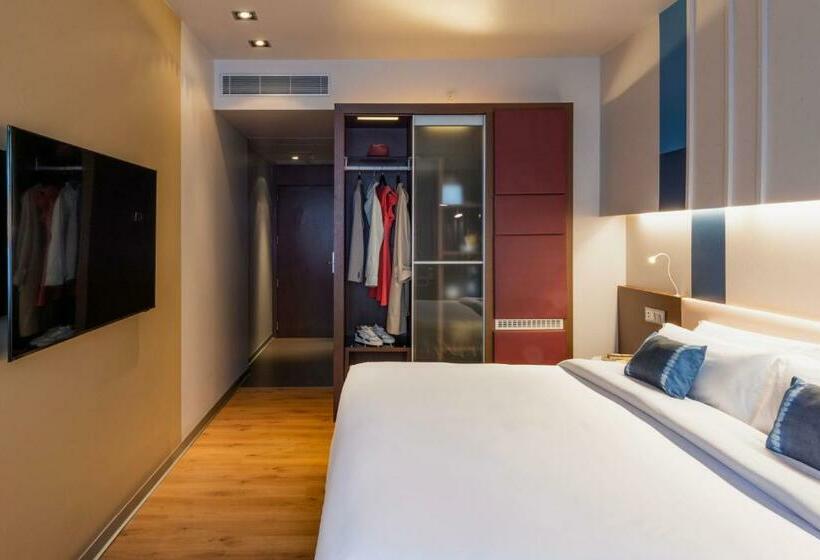 هتل Voco Madrid Retiro, An Ihg