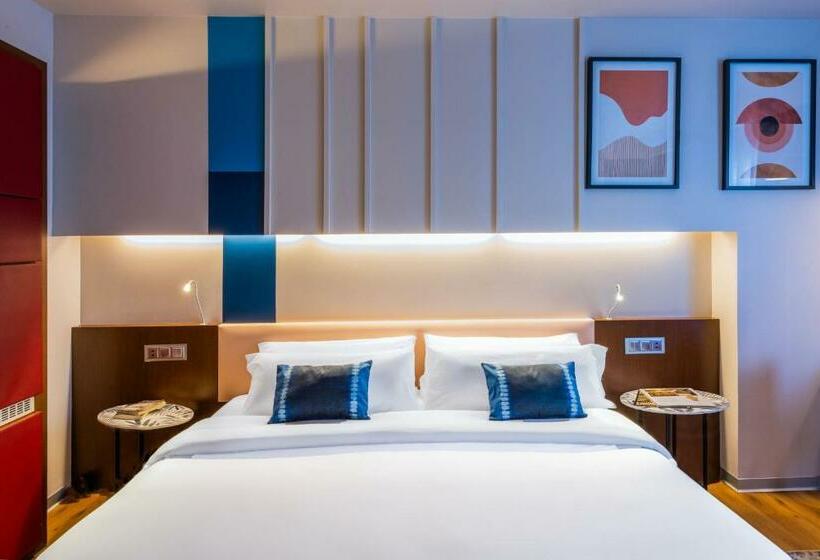 هتل Voco Madrid Retiro, An Ihg