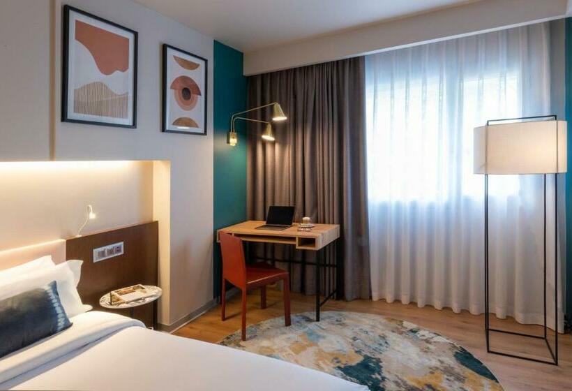 هتل Voco Madrid Retiro, An Ihg