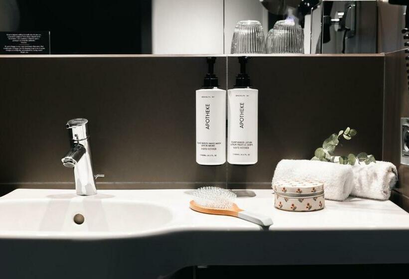 هتل Voco Madrid Retiro, An Ihg