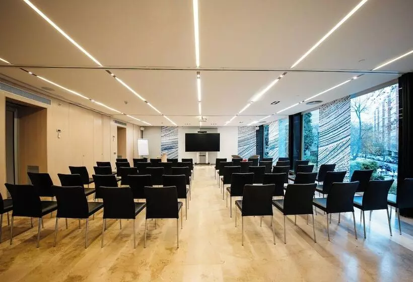 هتل Voco Madrid Retiro, An Ihg