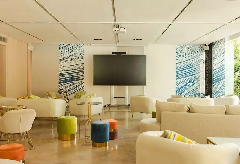هتل Voco Madrid Retiro, An Ihg
