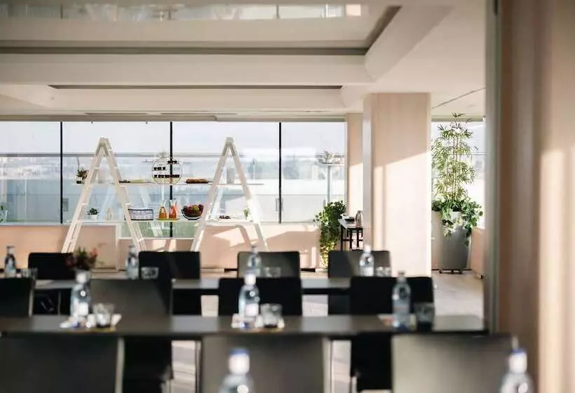 هتل Voco Madrid Retiro, An Ihg