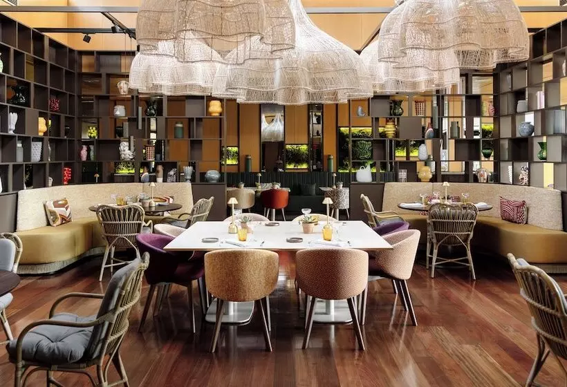 هتل Voco Madrid Retiro, An Ihg
