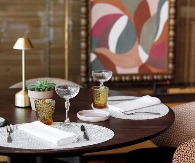 هتل Voco Madrid Retiro, An Ihg