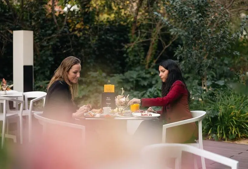 هتل Voco Madrid Retiro, An Ihg