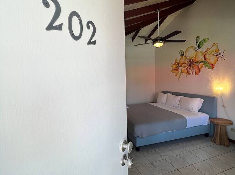 בית מלון כפרי Talk Of The Town Inn & Suites