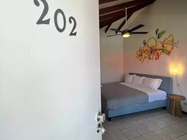 هتل Talk Of The Town Inn & Suites