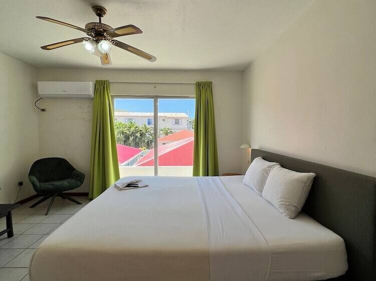 בית מלון כפרי Talk Of The Town Inn & Suites