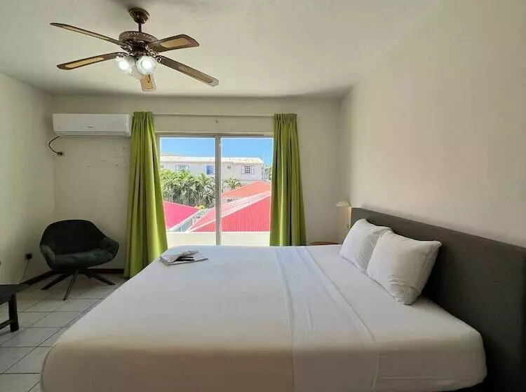 هتل Talk Of The Town Inn & Suites