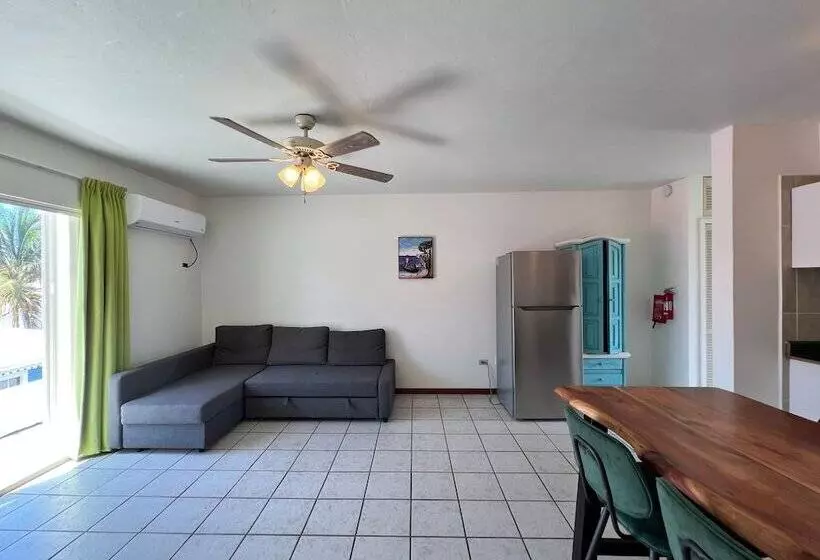 هتل Talk Of The Town Inn & Suites